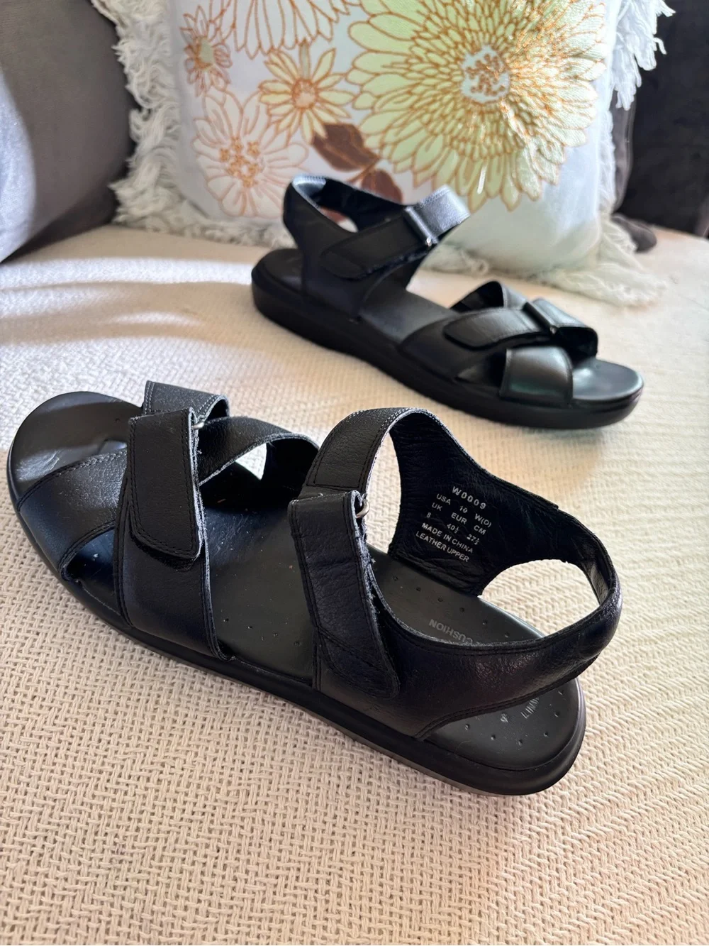 Propét Comfort Walking Shoe Sandals Black Adjustable Cross Strap Size 10